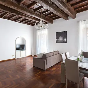 A World Aparts - 143 Sistina Appartement